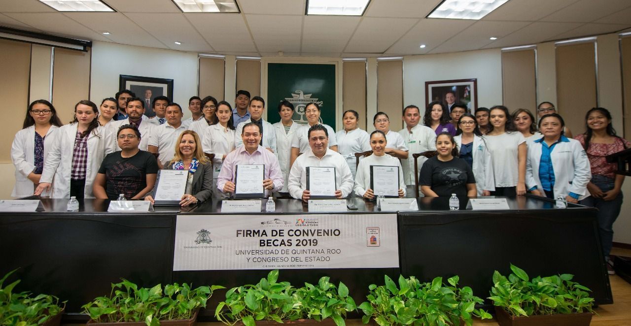 Congreso apoya con becas a estudiantes de la UQROO