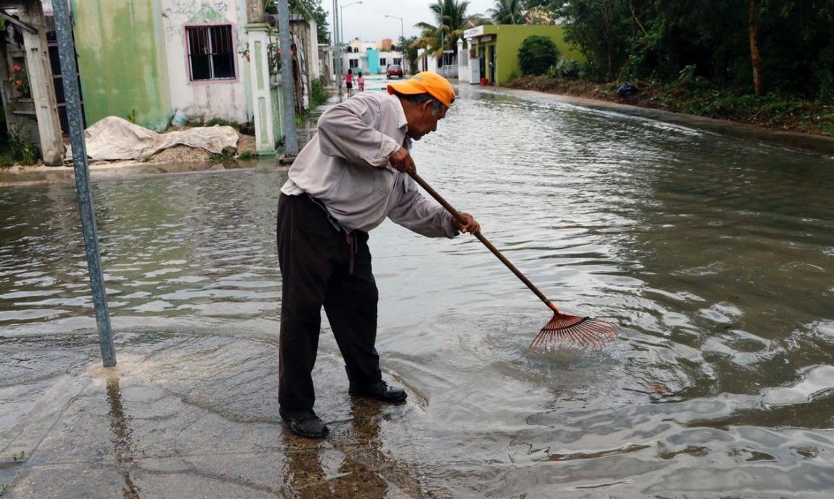 Por lluvias, limpian más de 120 rejillas y recogen hojas en las avenidas principales de Cozumel
