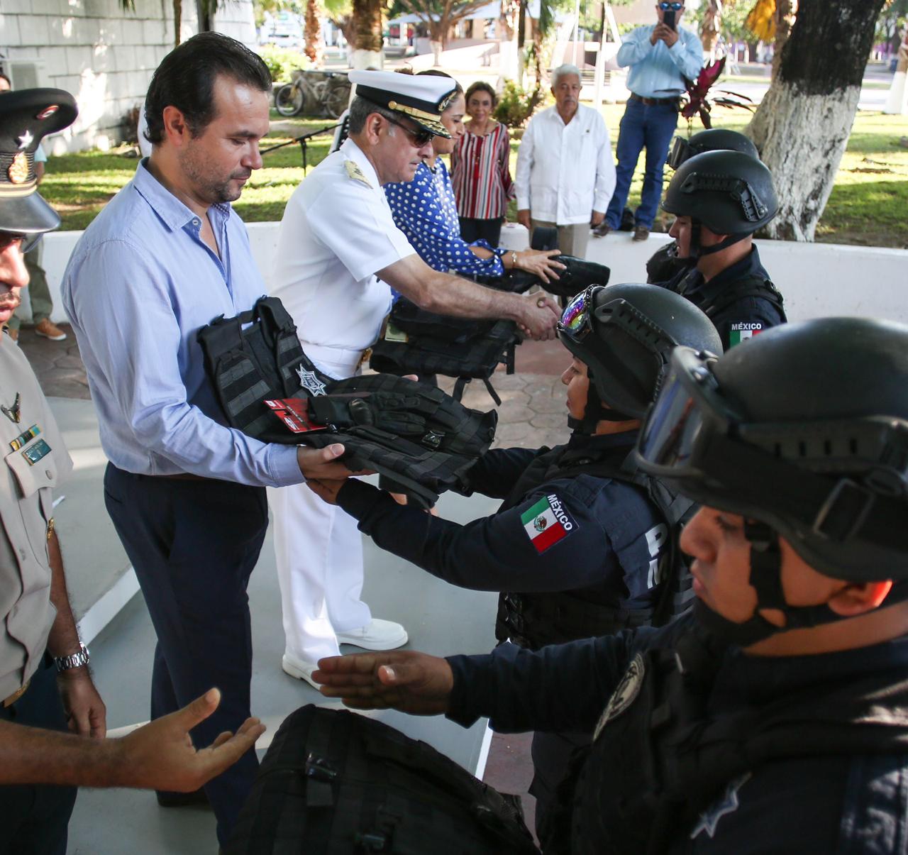 Entrega Pedro Joaquín equipamiento para seguridad pública en Cozumel
