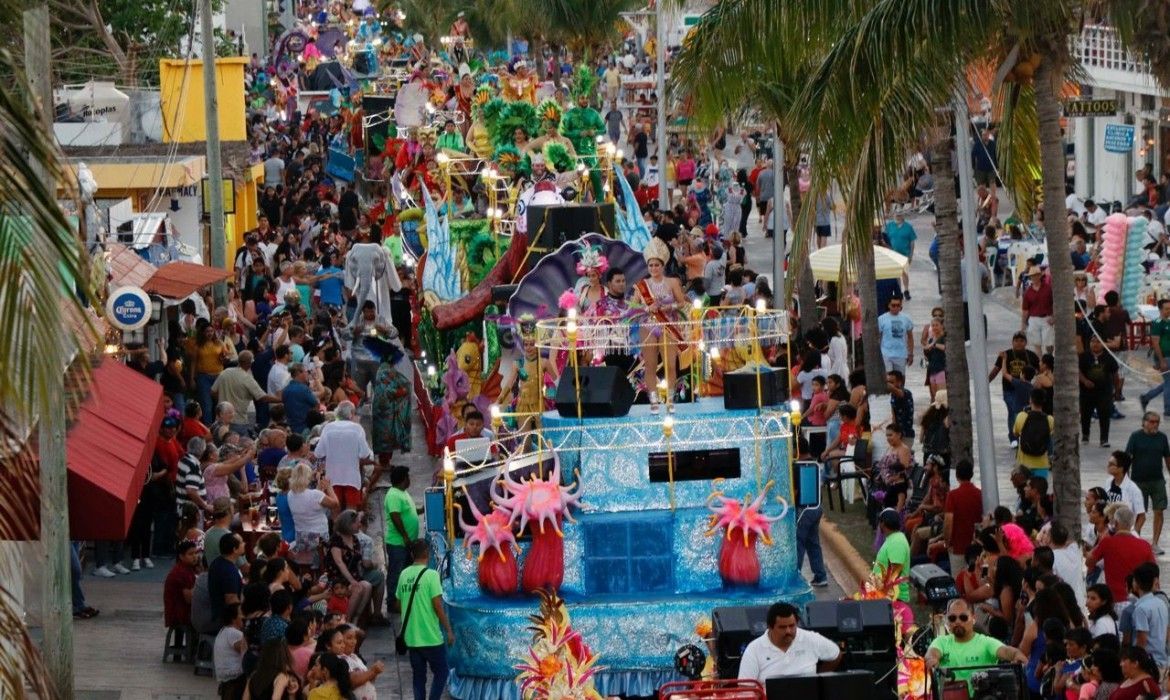 Más de 18 mil personas presencian el Primer Gran Desfile del Carnaval de Cozumel 2019  
