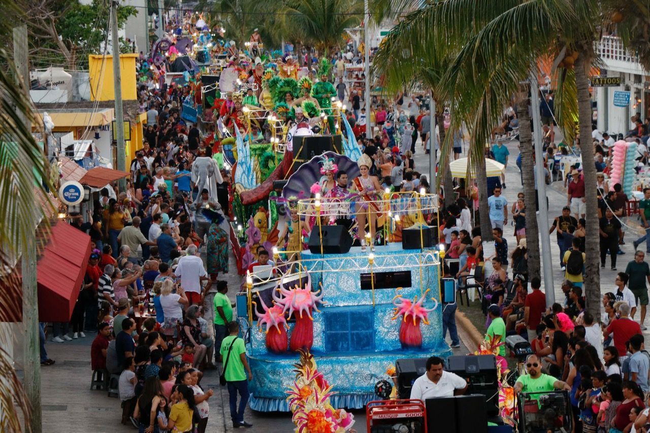 Más de 18 mil personas presencian el Primer Gran Desfile del Carnaval de Cozumel 2019