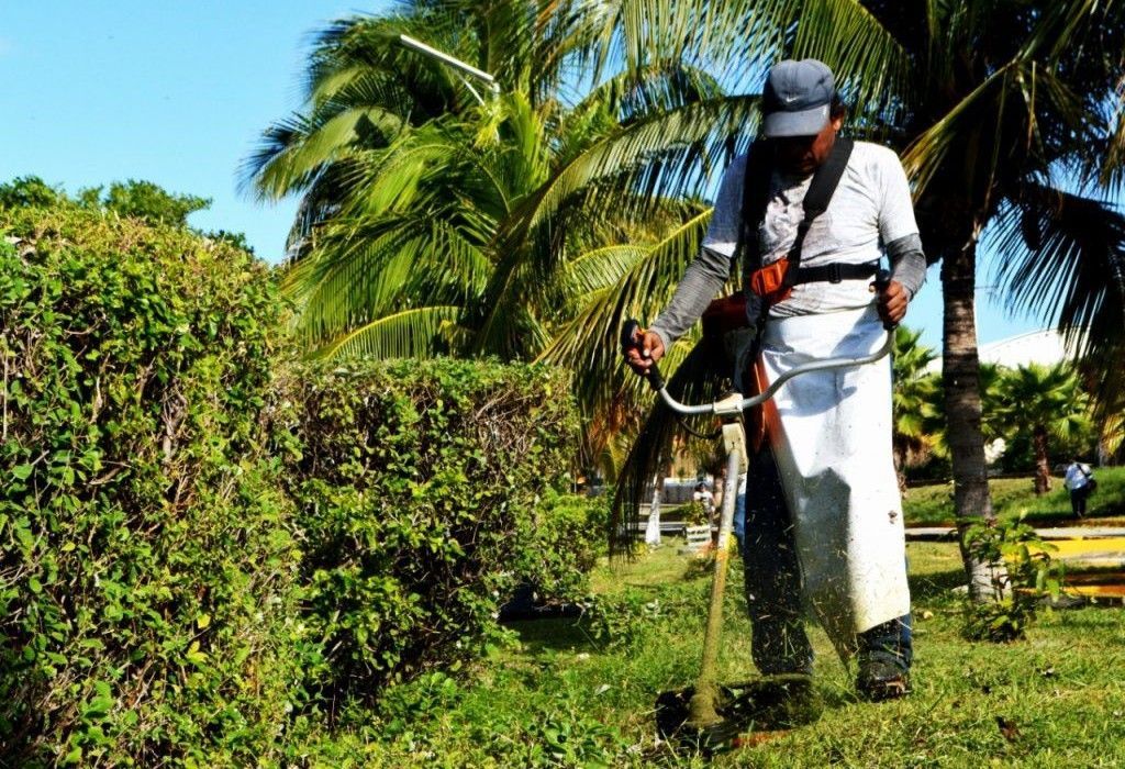 Mantiene gobierno de Isla Mujeres espacios públicos en buen estado