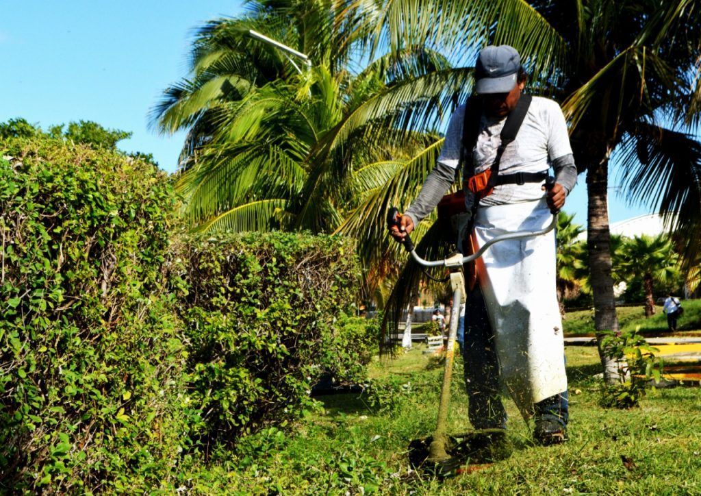 Mantiene gobierno de Isla Mujeres espacios públicos en buen estado