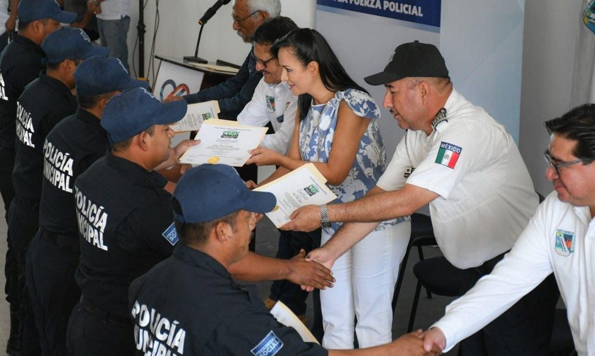 Entrega Laura Fernández uniforme y equipo a policías de Puerto Morelos