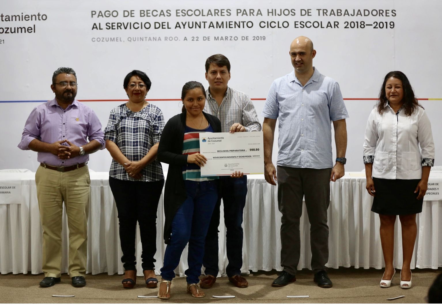 Cumple Cozumel con pago de becas escolares