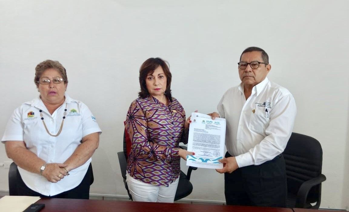 Entregan toma de nota a sindicato de la Uqroo