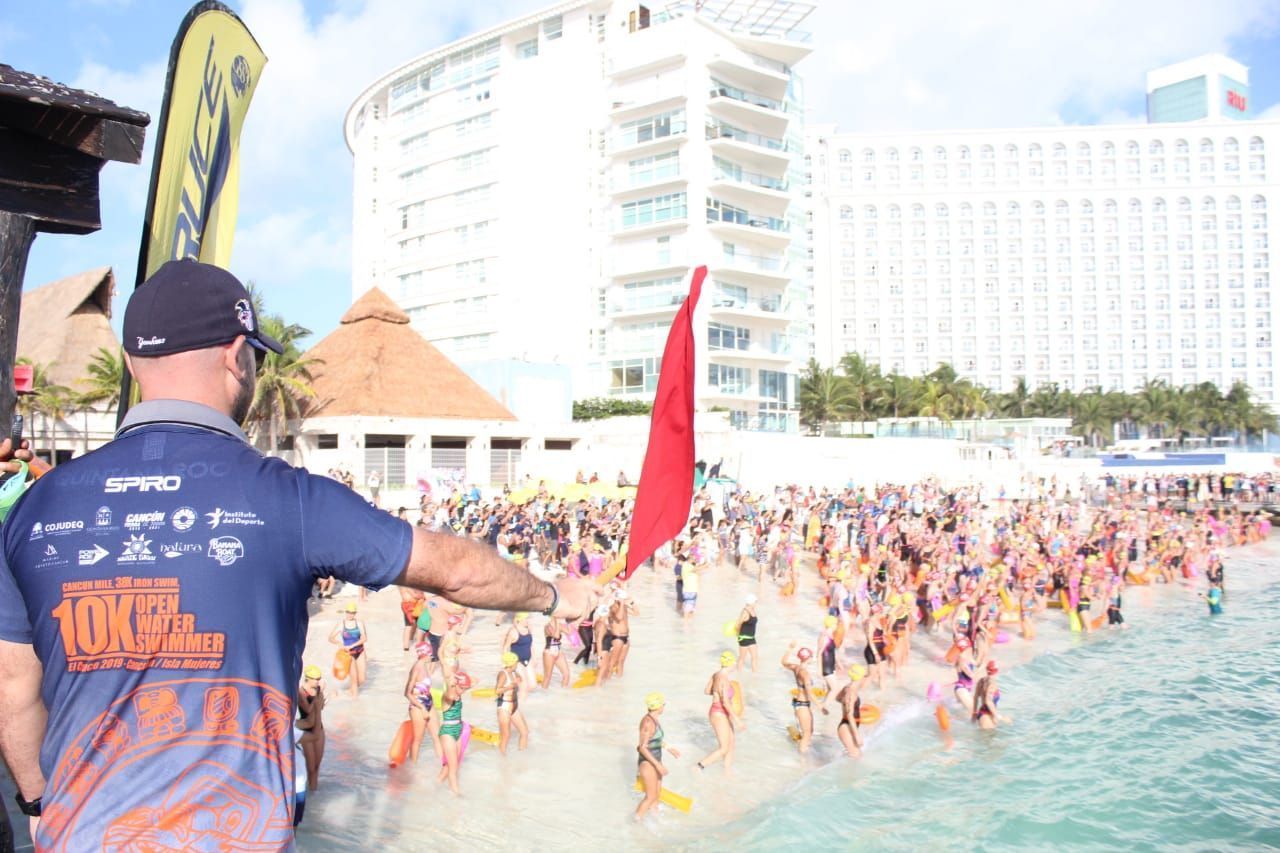 Más de 800 nadadores participan en “Cruce 2019” Cancún-Isla Mujeres
