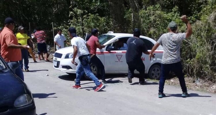 Taxistas y mototaxistas se enfrentan con machetes y piedras en Tulum; hay lesionados