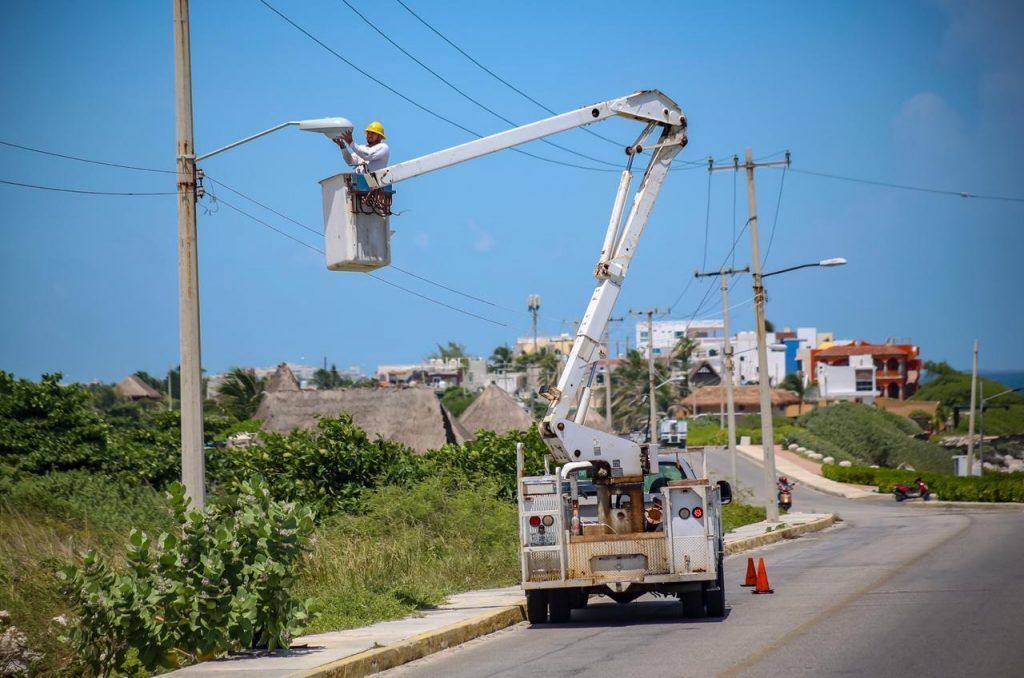 Gobierno de Isla Mujeres instala 35 luminarias con paneles solares