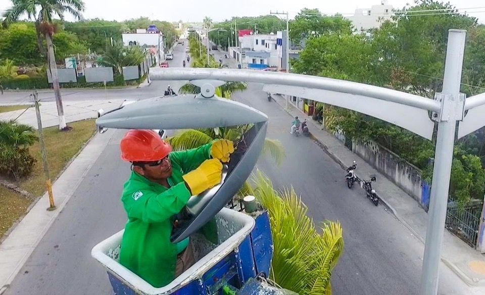 Rehabilitan alumbrado público en zonas escolares y avenidas principales de Cozumel