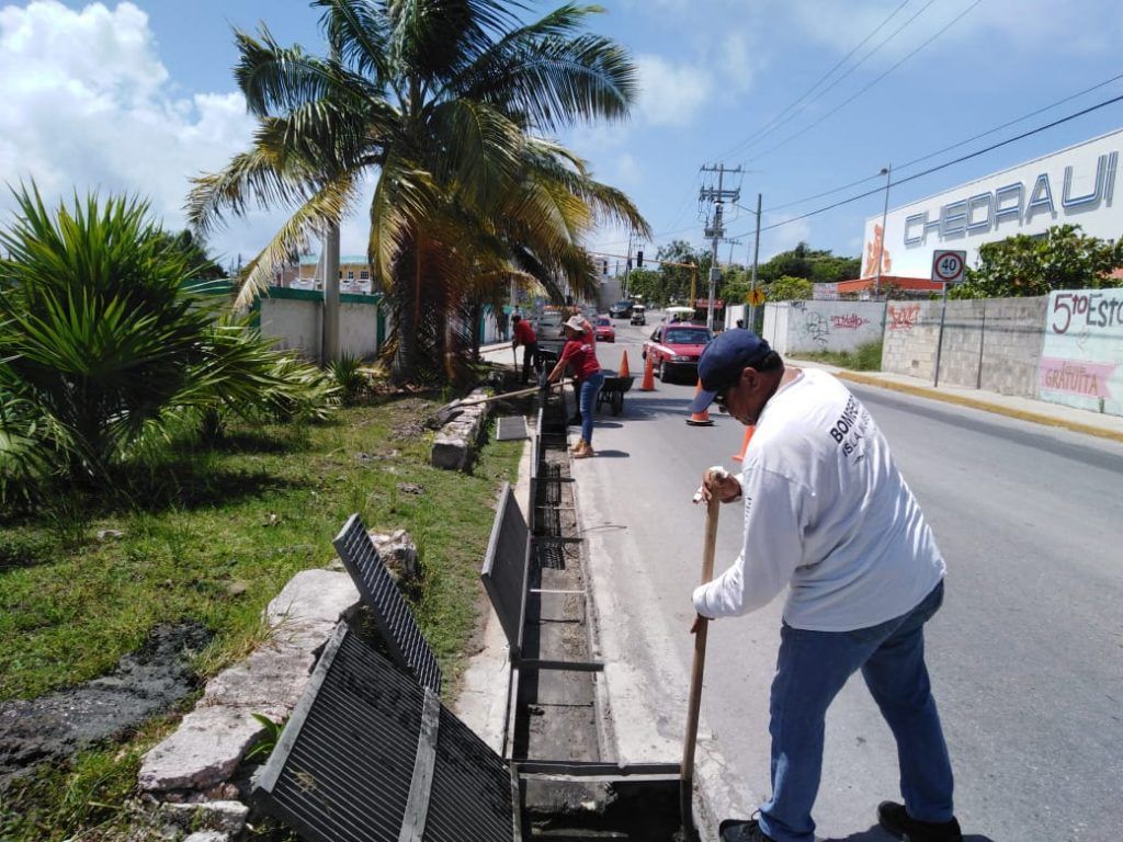 Limpian drenaje pluvial en Isla Mujeres para evitar inundaciones