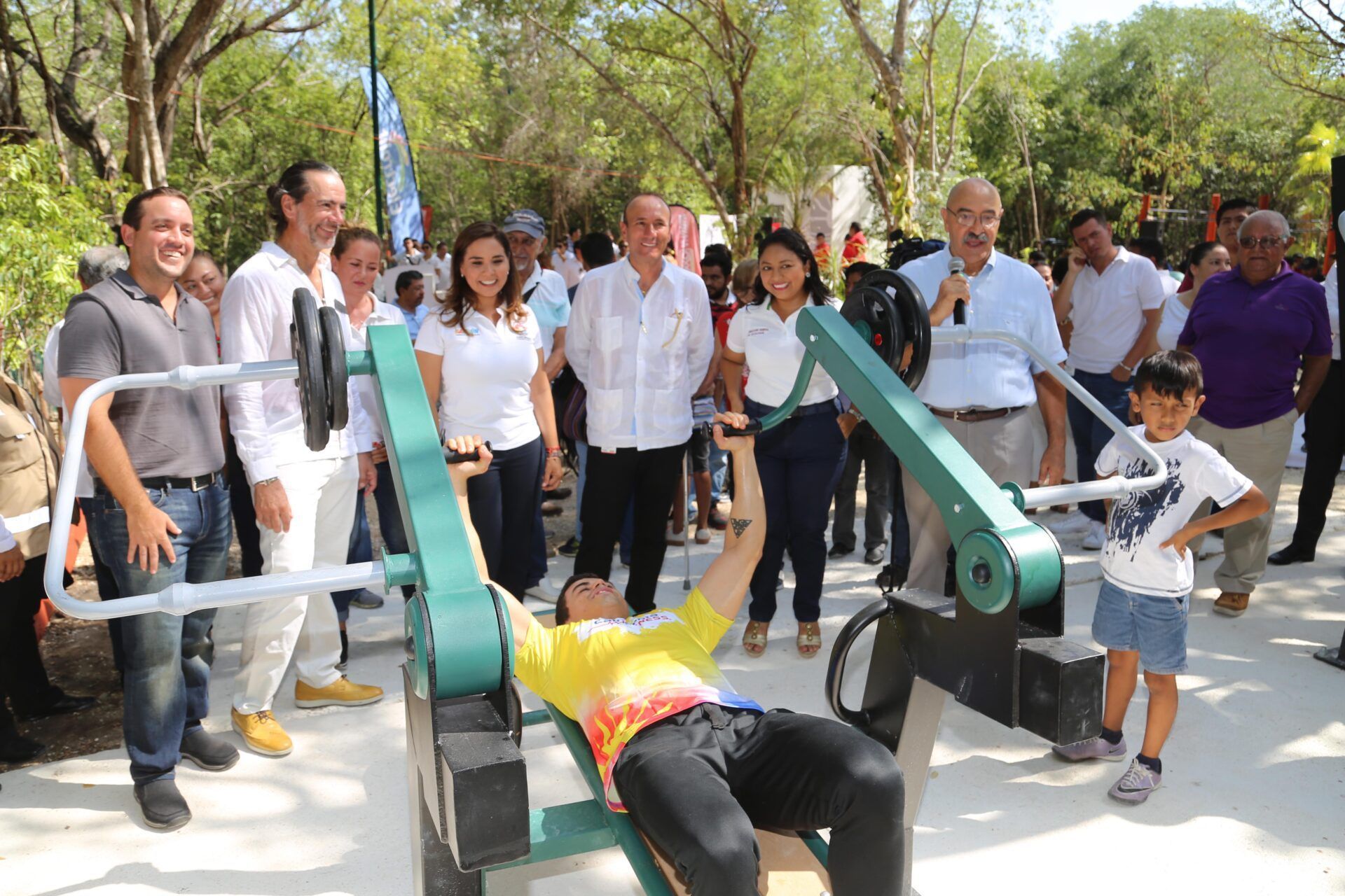 Donan ejercitadores y juegos infantiles al Ombligo Verde