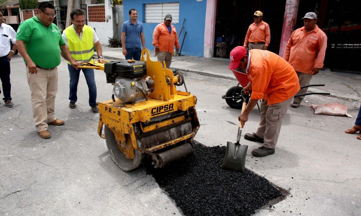 Supervisa Pedro Joaquín trabajos de pavimentación en Cozumel