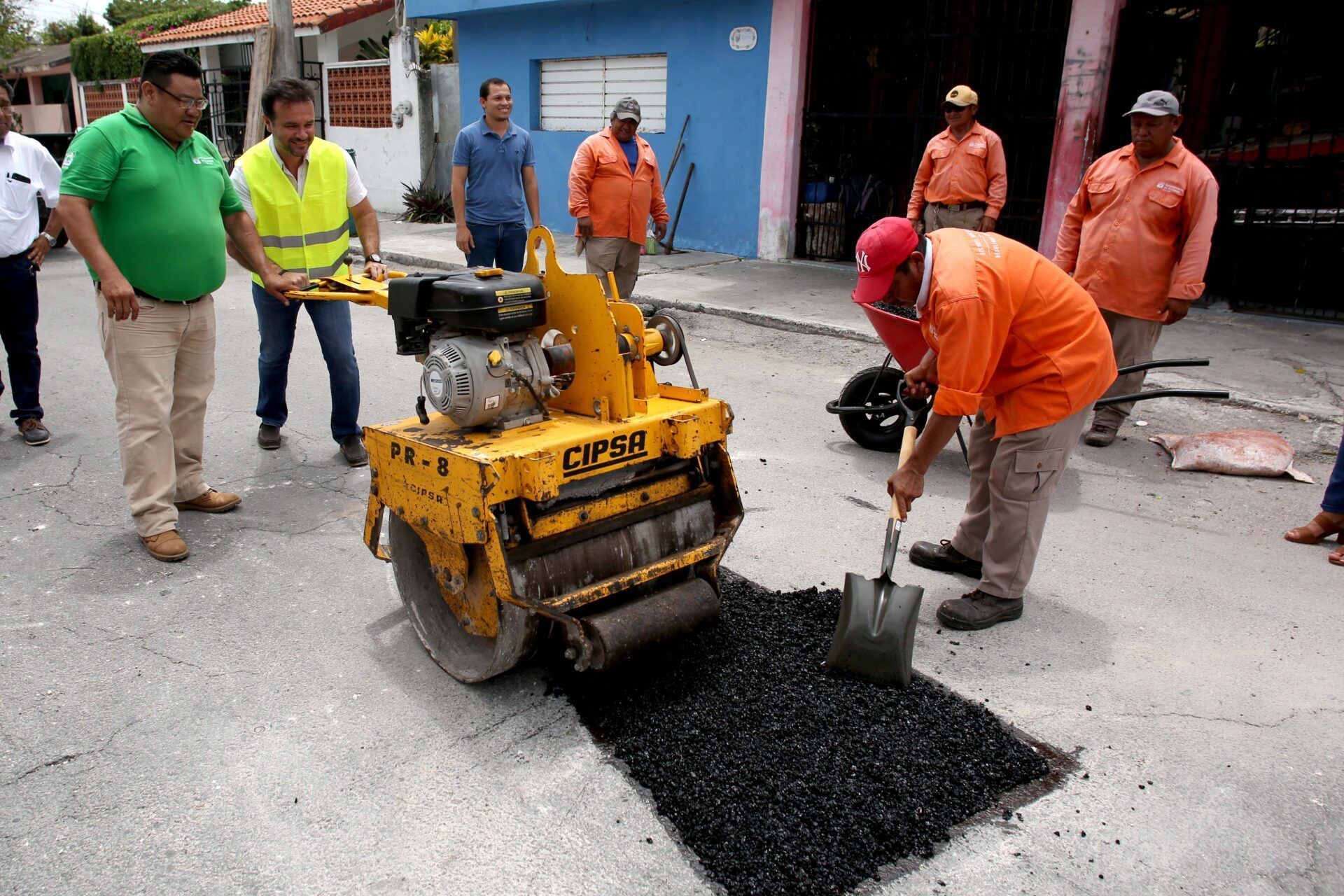 Supervisa Pedro Joaquín trabajos de pavimentación en Cozumel