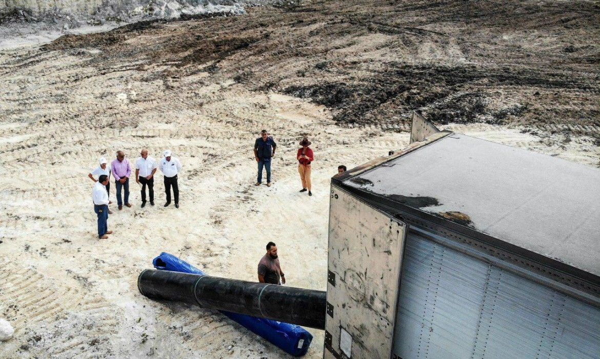 PUERTO MORELOS | Inician trabajos para colocar geomembrana para depósito de sargazo