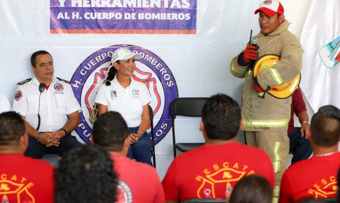 Entrega Laura Fernández uniformes y herramientas a bomberos de Puerto Morelos