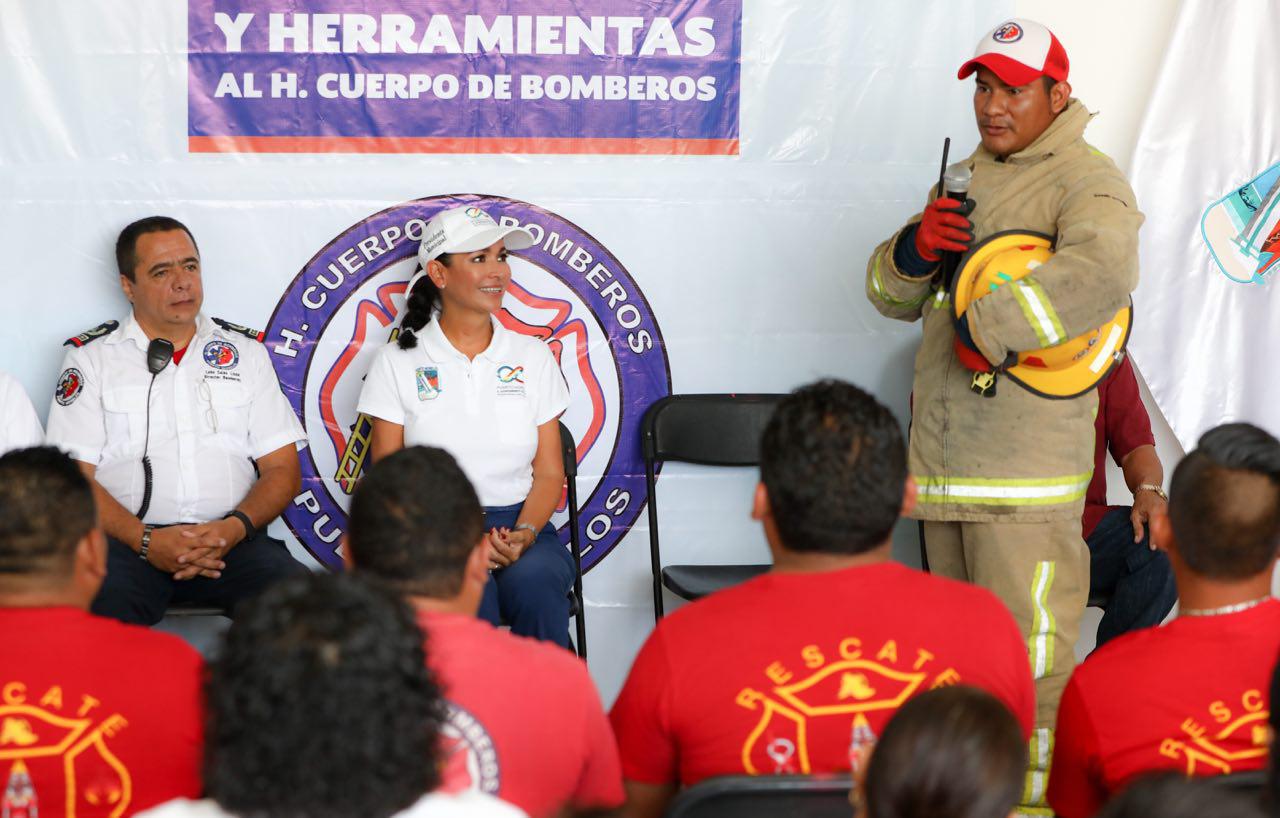 Entrega Laura Fernández uniformes y herramientas a bomberos de Puerto Morelos