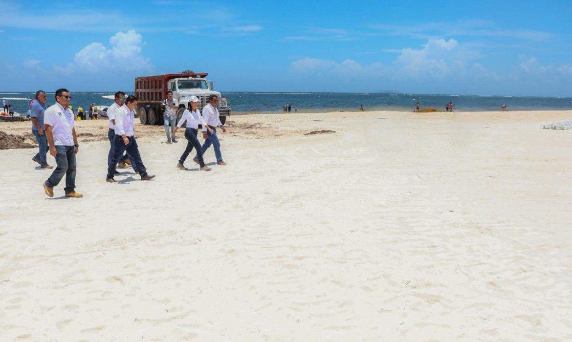 Constata Laura Fernández la recuperación de las playas de Puerto Morelos ante el fenómeno del sargazo