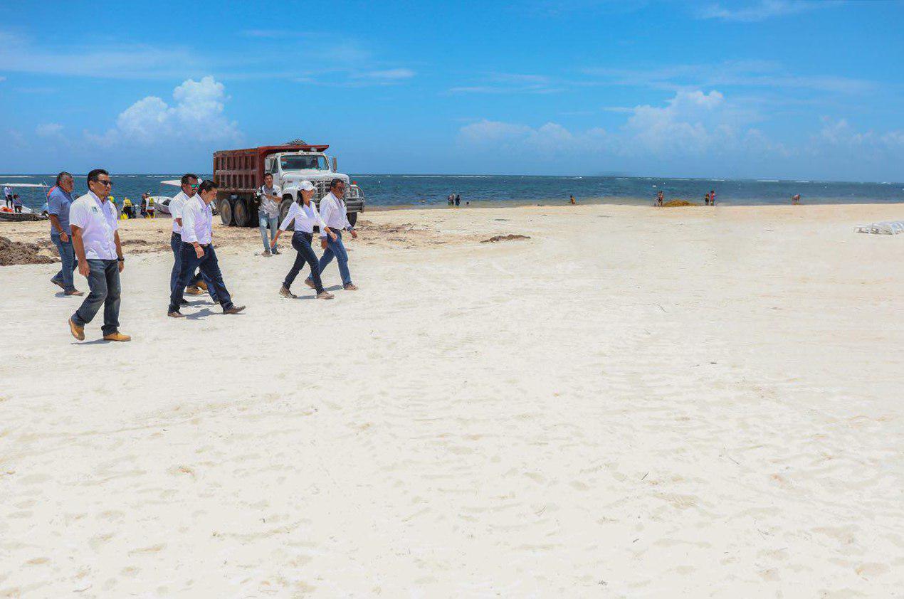 Constata Laura Fernández la recuperación de las playas de Puerto Morelos ante el fenómeno del sargazo