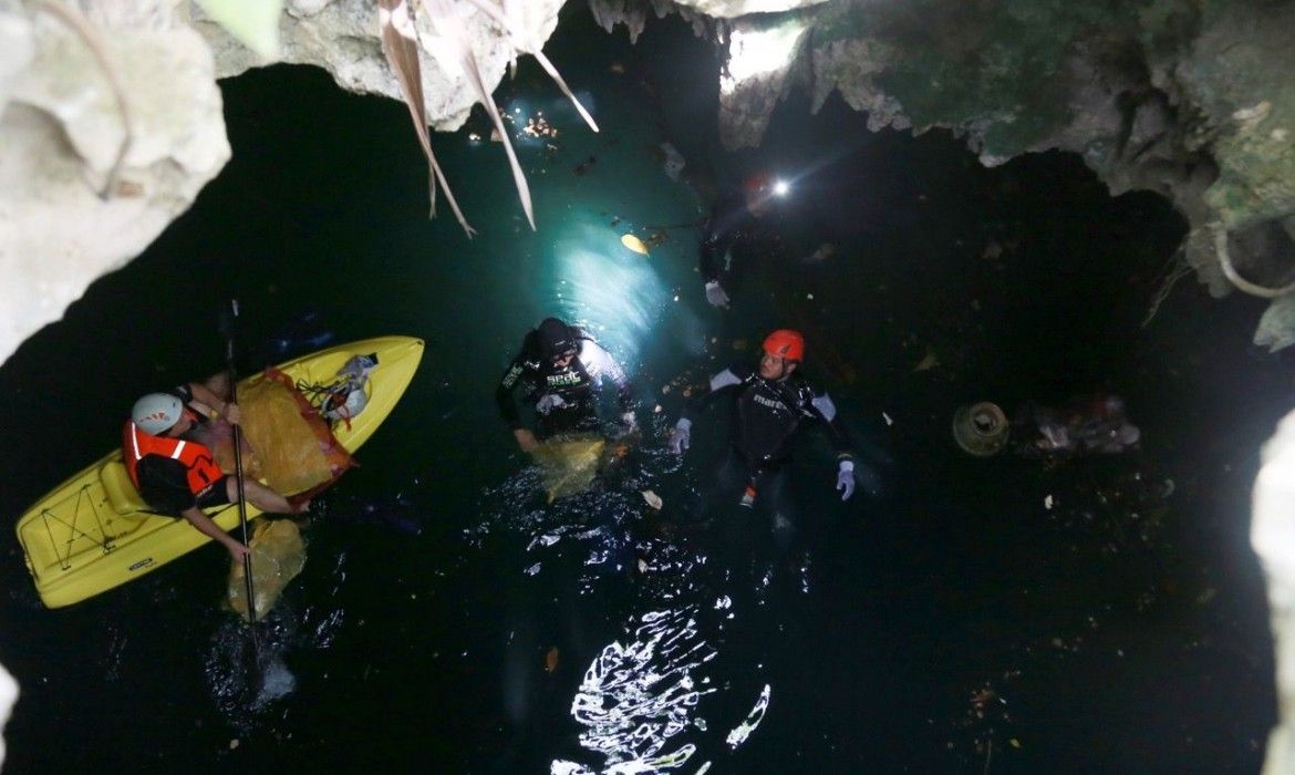 Limpia gobierno de Cancún cenotes en el municipio
