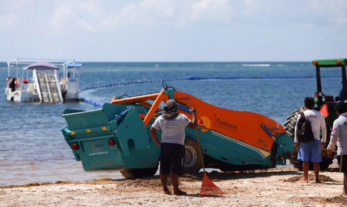 Instalan nueva línea de barreras antisargazo en las playas de Puerto Morelos