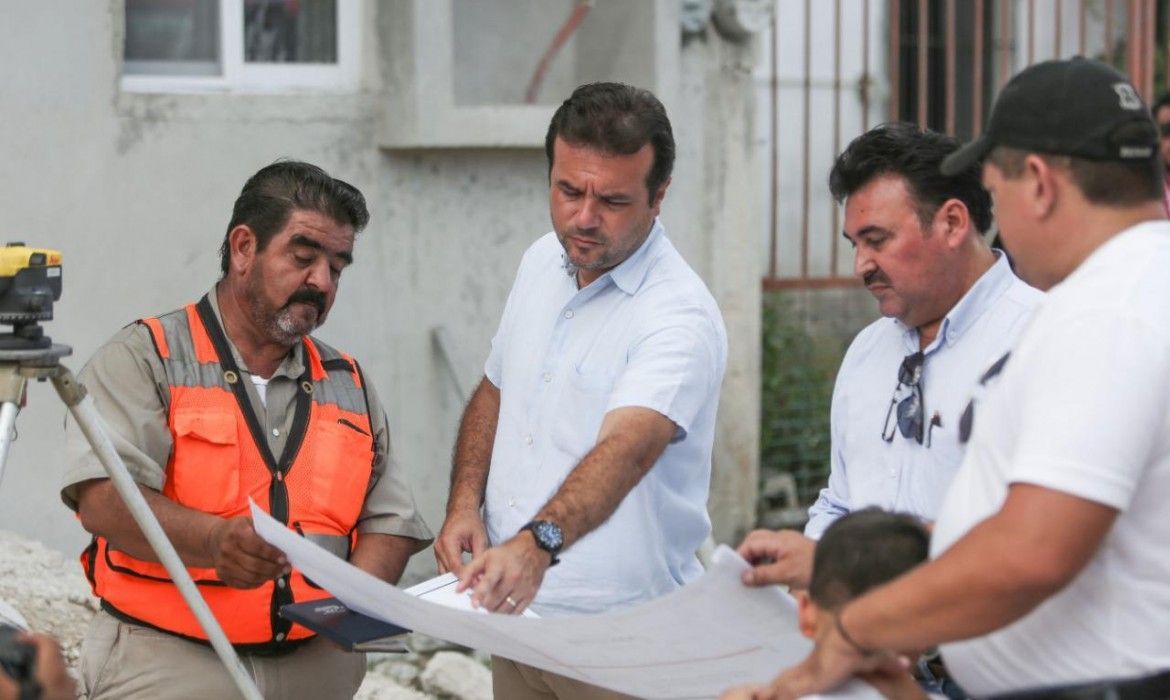 Supervisa Pedro trabajos de pavimentación en la colonia Maravilla Etapa I