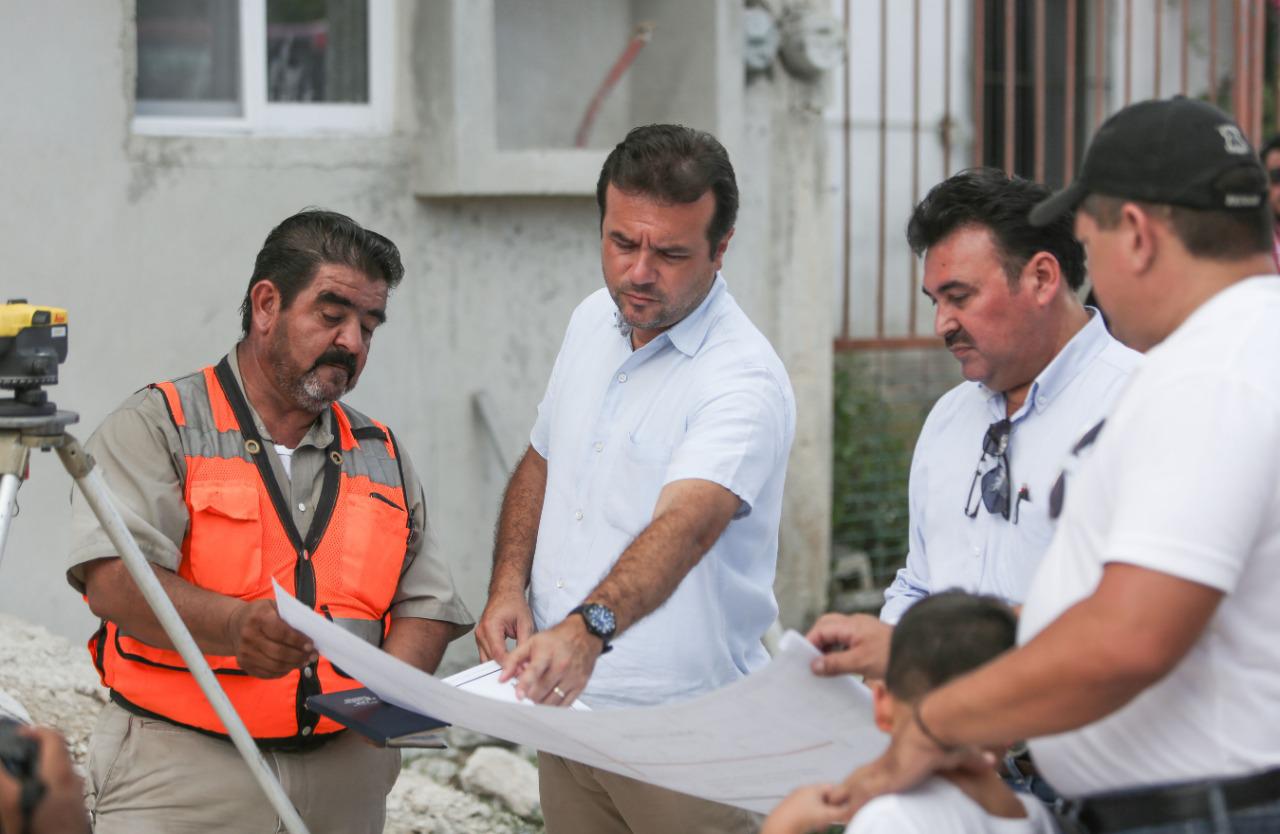 Supervisa Pedro trabajos de pavimentación en la colonia Maravilla Etapa I