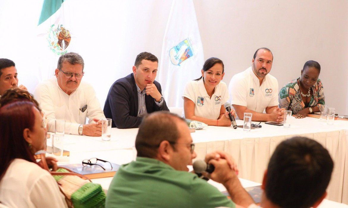 Laura Fernández comparte historias de éxito turístico de Puerto Morelos con alcaldes colombianos