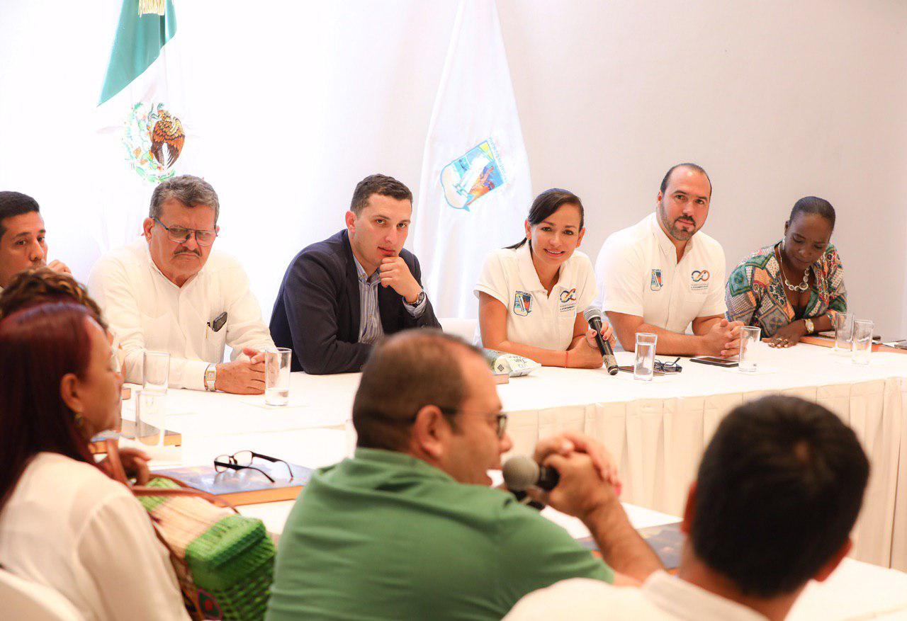 Laura Fernández comparte historias de éxito turístico de Puerto Morelos con alcaldes colombianos
