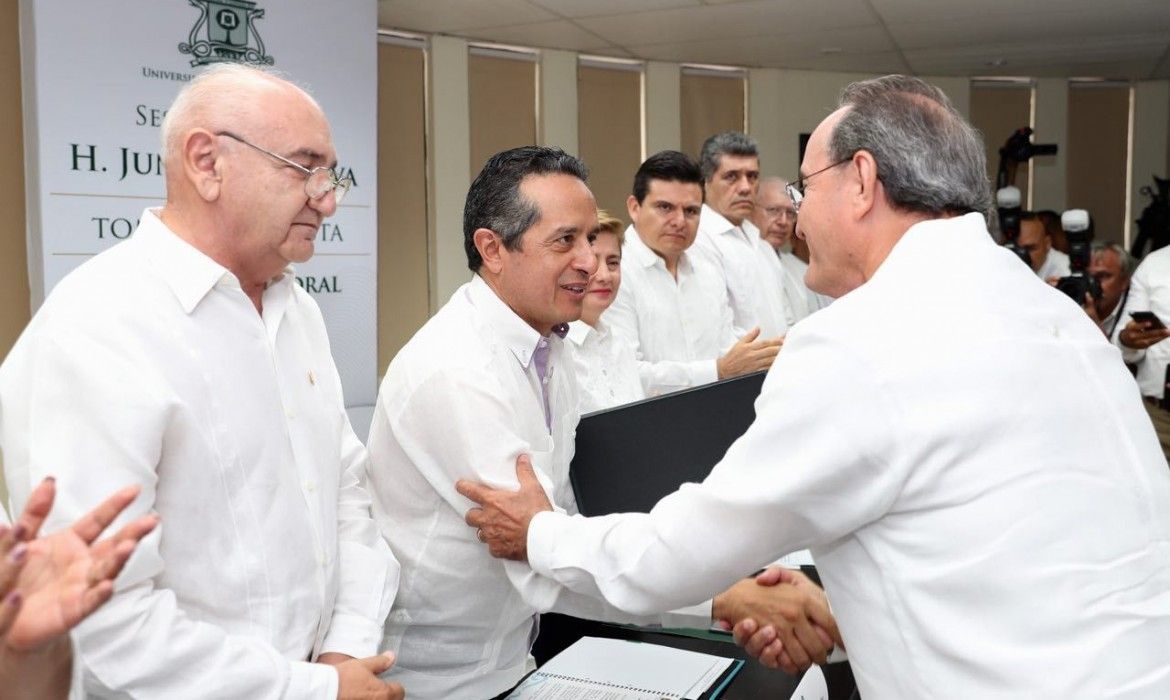 “Estamos nuevamente haciendo una apuesta al conocimiento, a lo que transforma la realidad de nuestro pueblo”, dijo CJ en toma de protesta de nuevo Rector de la UQROO