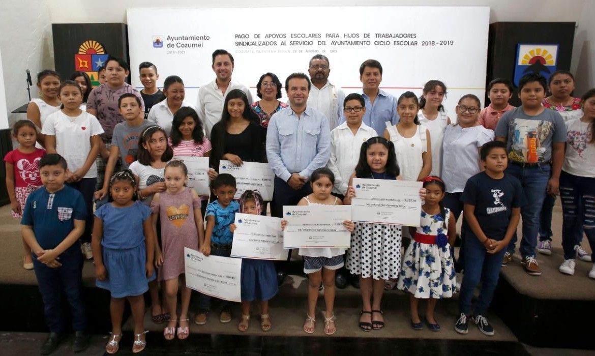 Entrega Pedro Joaquín apoyos escolares a niños y adolescentes en Cozumel