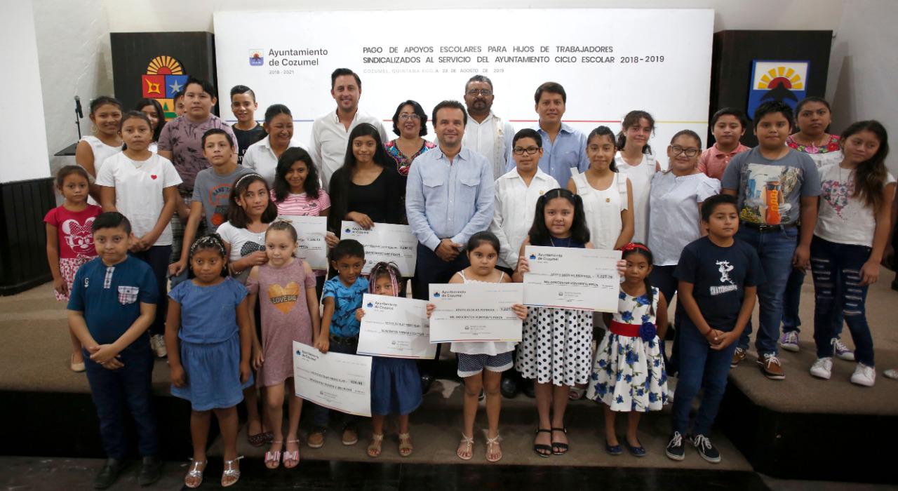 Entrega Pedro Joaquín apoyos escolares a niños y adolescentes en Cozumel