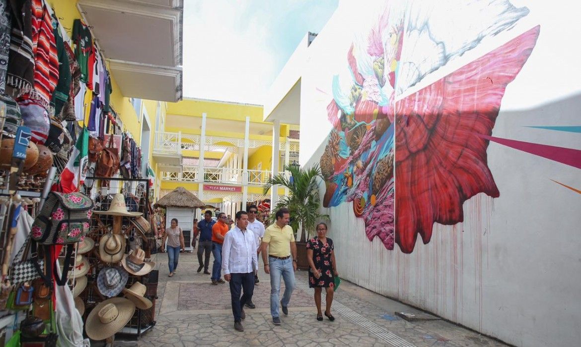 Supervisa Pedro Joaquín la calidad de los trabajos de mantenimiento en el Parque Benito Juárez de Cozumel