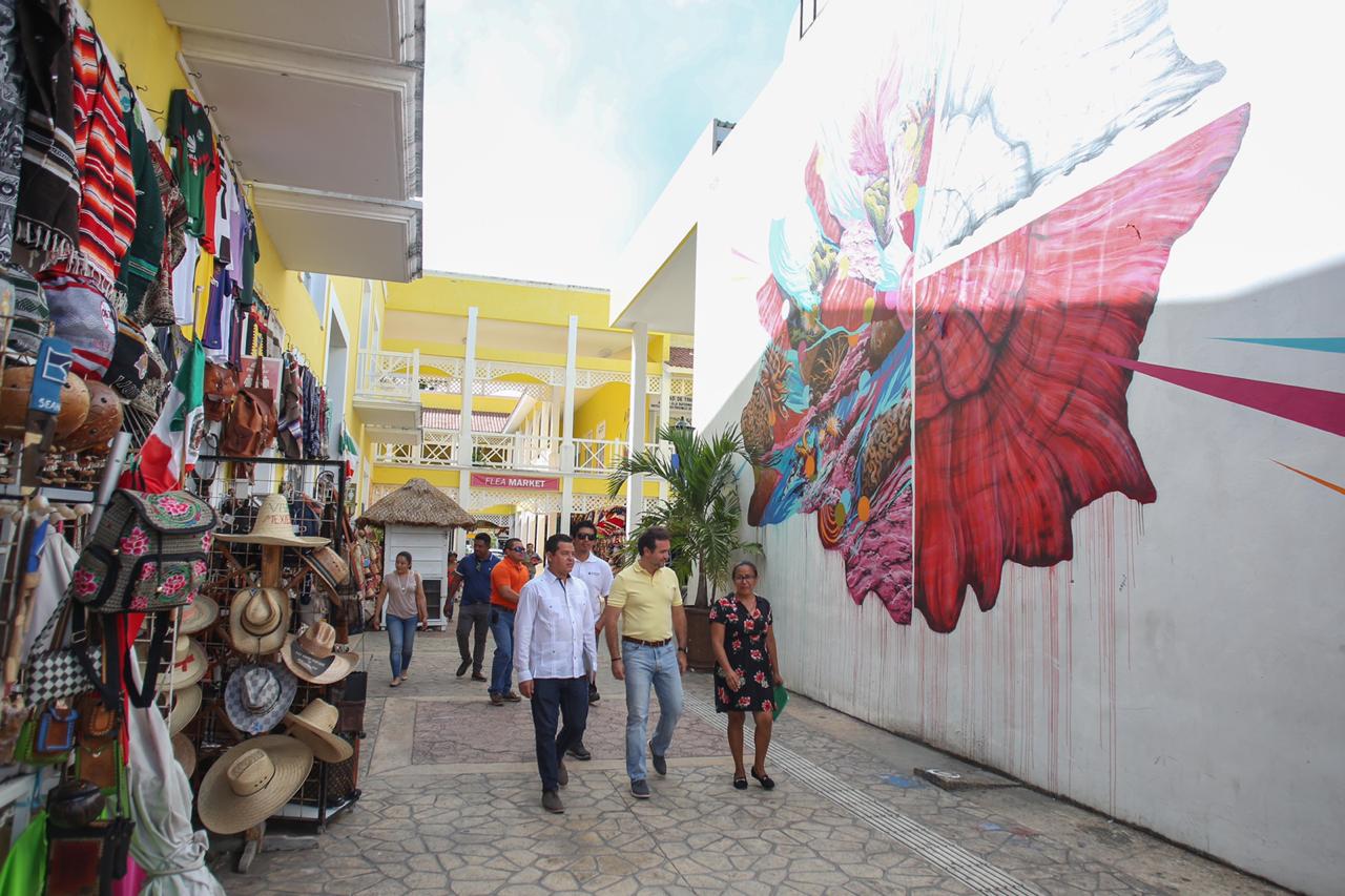 Supervisa Pedro Joaquín la calidad de los trabajos de mantenimiento en el Parque Benito Juárez de Cozumel