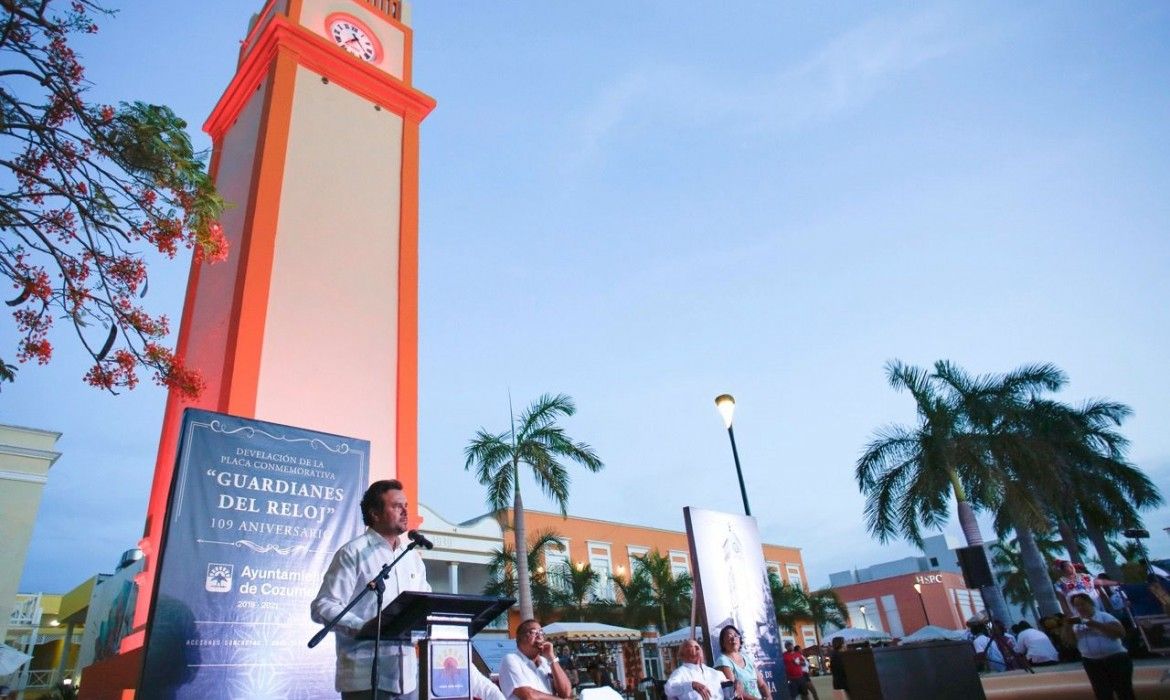 Pedro Joaquín devela la placa en honor a los “Guardianes del Reloj”