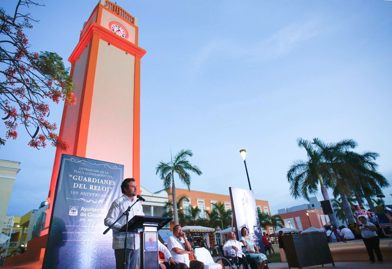 Pedro Joaquín devela la placa en honor a los “Guardianes del Reloj”