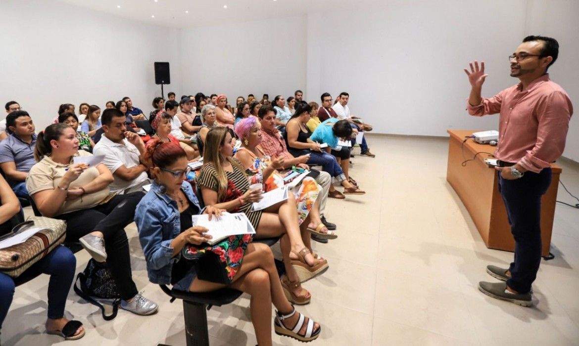 Imparten en Puerto Morelos el curso Redes Sociales para Negocios, a fin de ofrecer herramientas de crecimiento para emprendedores y empresarios