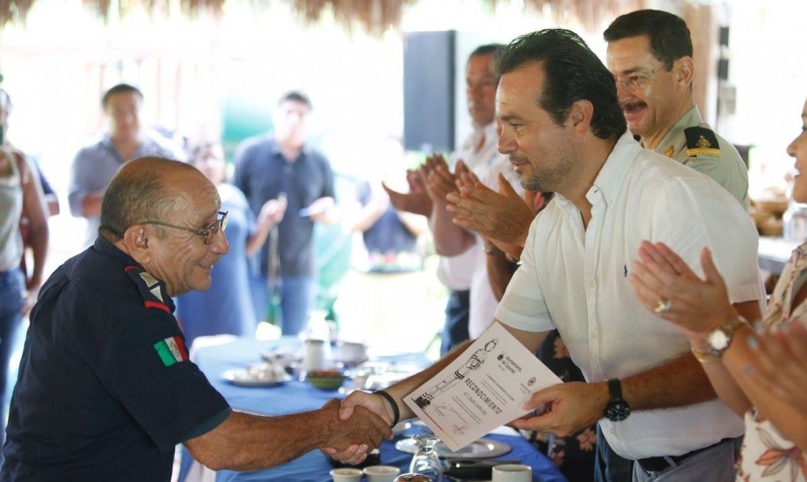 COZUMEL | Reconocen a bomberos en su día