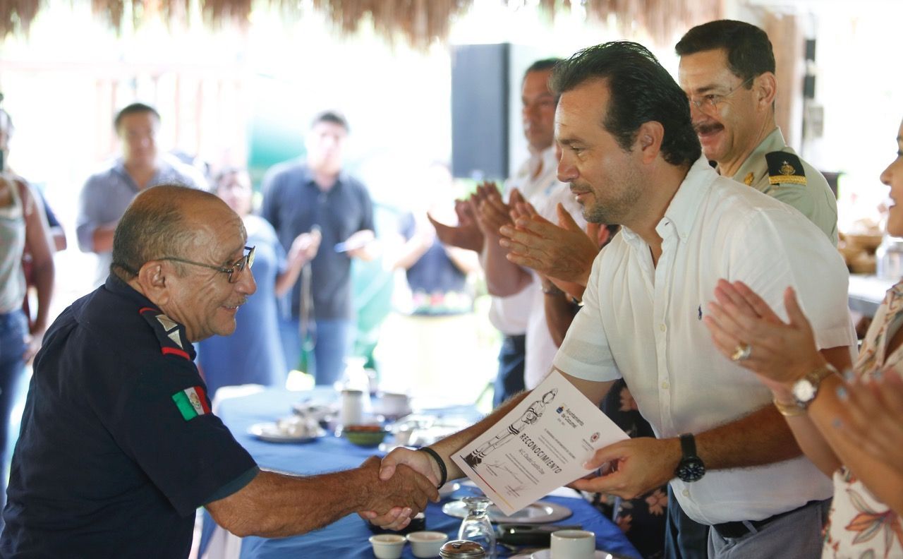COZUMEL | Reconocen a bomberos en su día