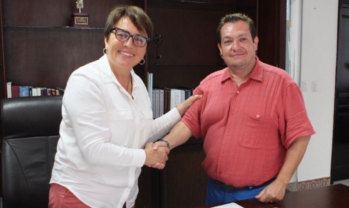 Laura destituye a Jurídico, pero sólo le quita “diversos poderes” y lo mantiene como asesor