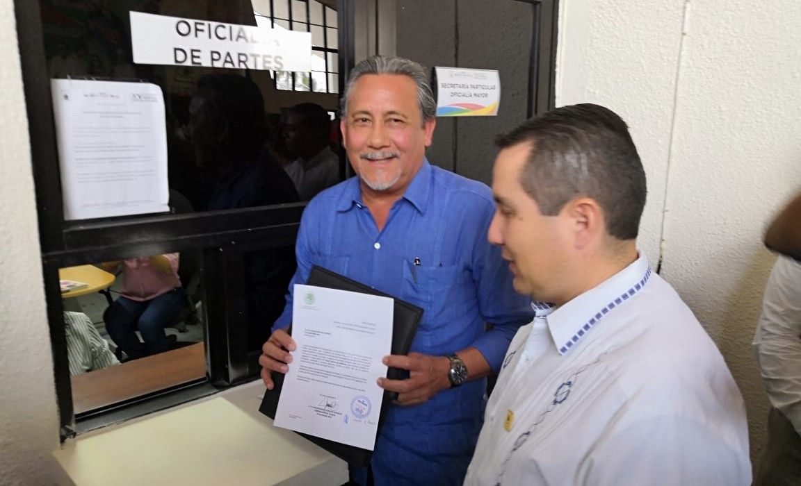 Entregan informe del gobernador en Oficialía de Partes del Congreso