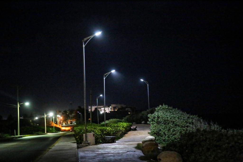 Isla Mujeres | Continúa colocación de lámparas con paneles solares
