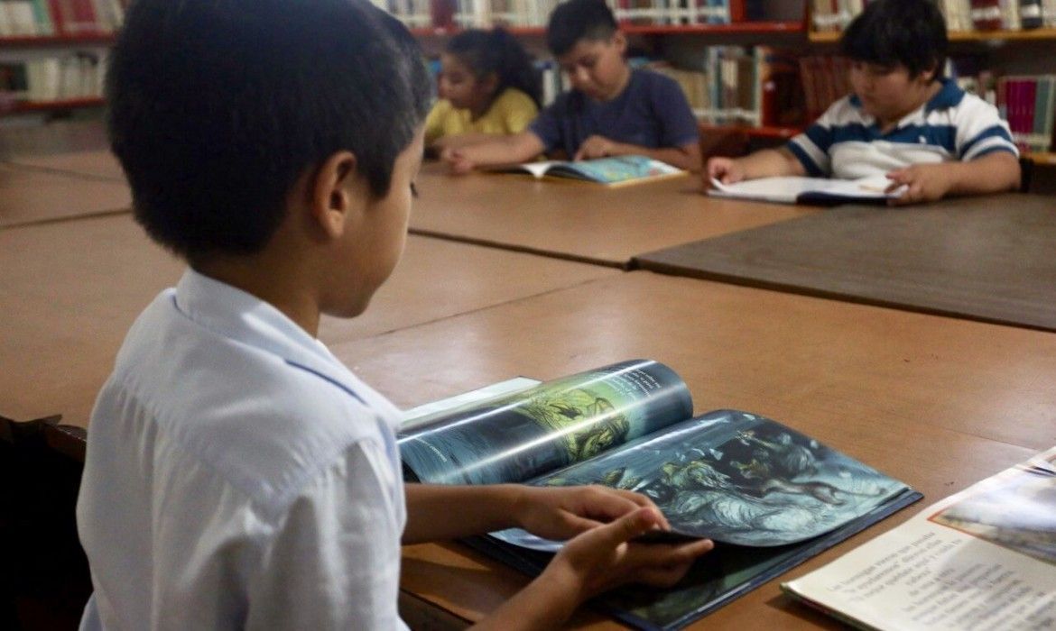 Enriquece Pedro Joaquín acervo de la Biblioteca Pública Municipal de Cozumel con más de tres mil 400 libros