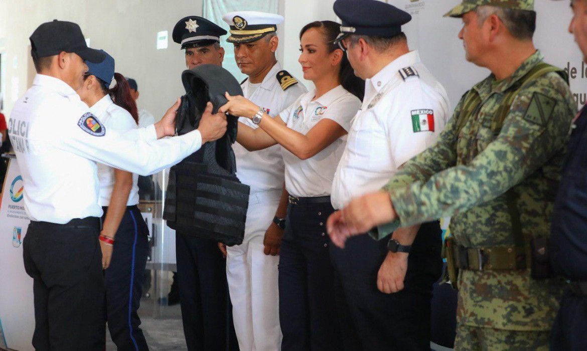 PUERTO MORELOS | Entregan armamento y equipamiento a policía