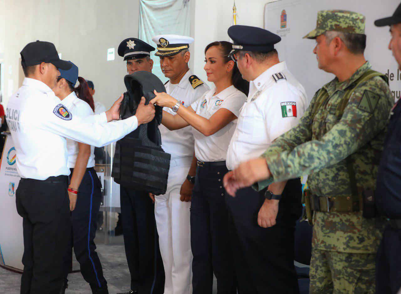 PUERTO MORELOS | Entregan armamento y equipamiento a policía