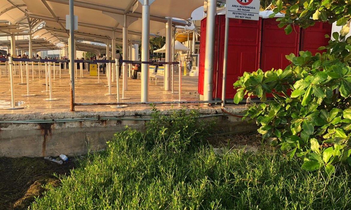 Acusan a Ultramar de contaminar aguas de Puerto Juárez con baños químicos