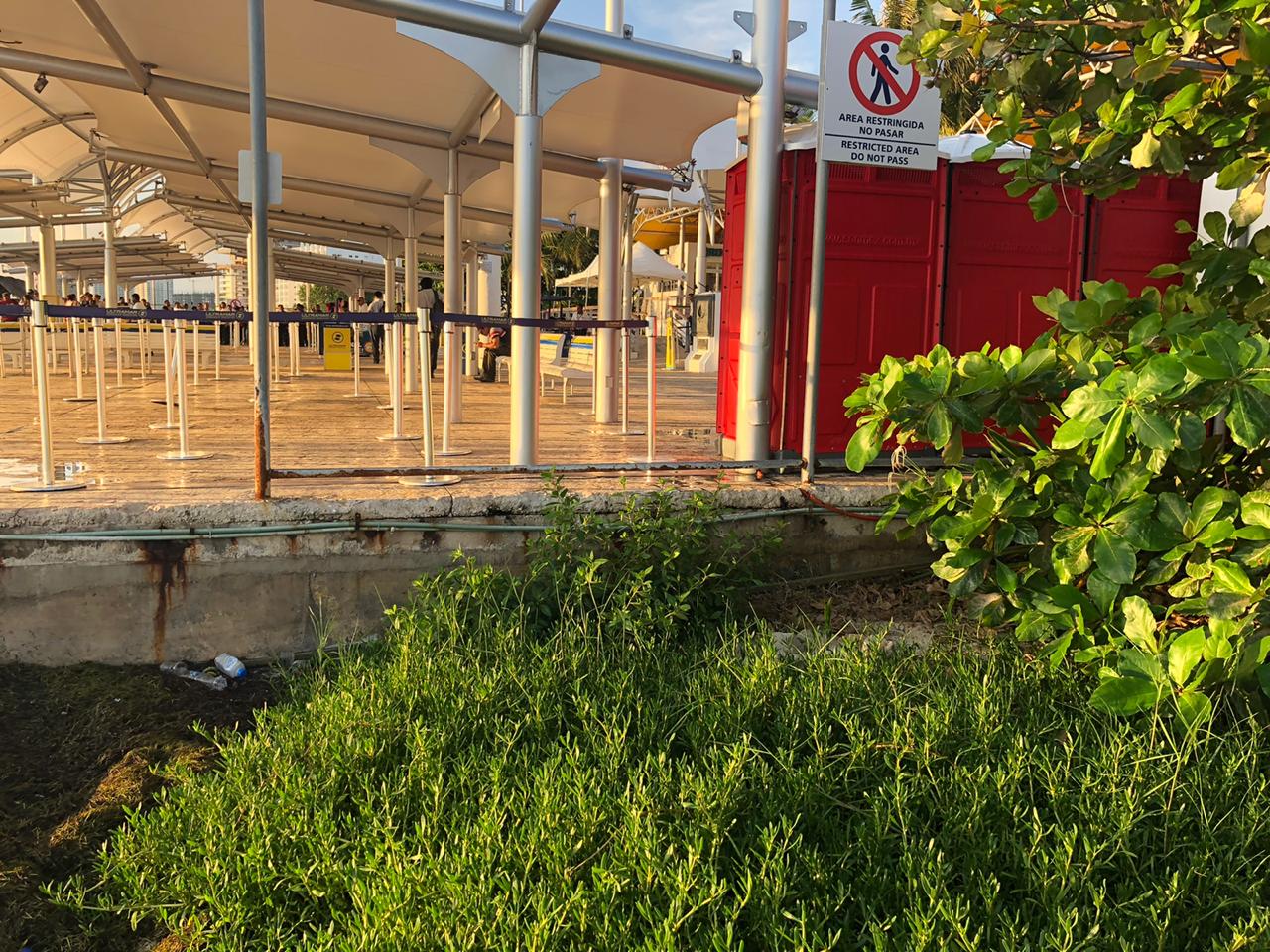 Acusan a Ultramar de contaminar aguas de Puerto Juárez con baños químicos