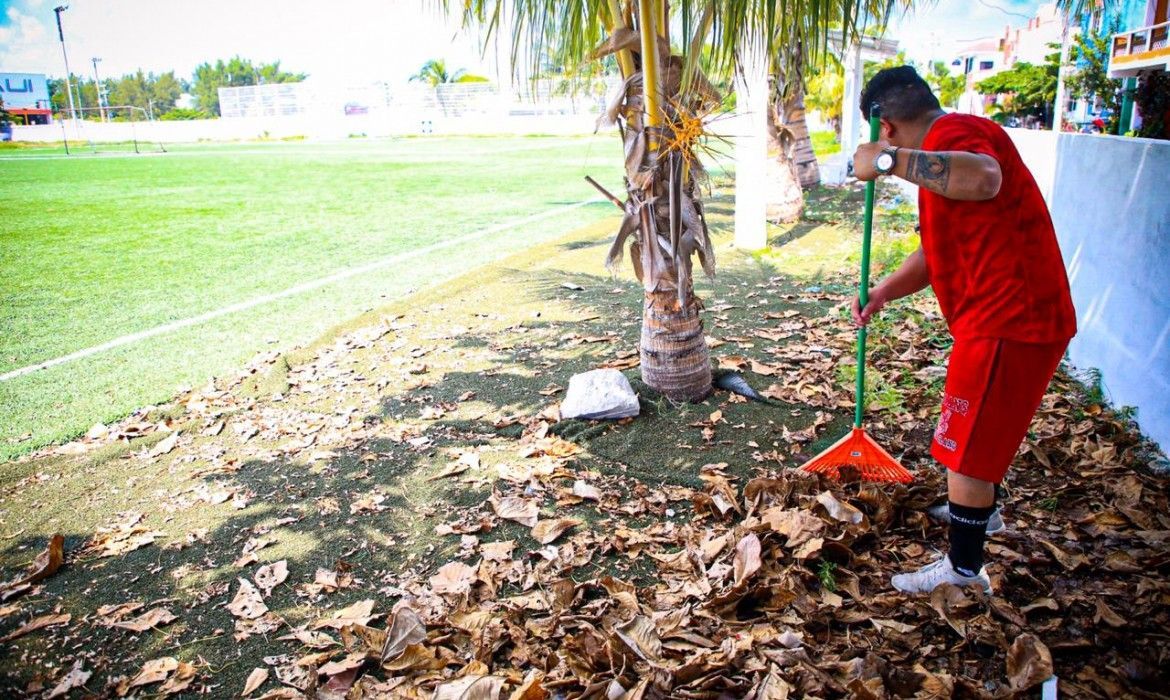 ISLA MUJERES | Limpia Ayuntamiento canchas deportivas dentro del programa “Isla Verde”