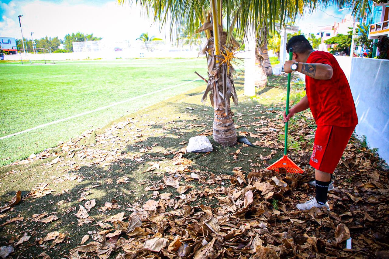 ISLA MUJERES | Limpia Ayuntamiento canchas deportivas dentro del programa “Isla Verde”