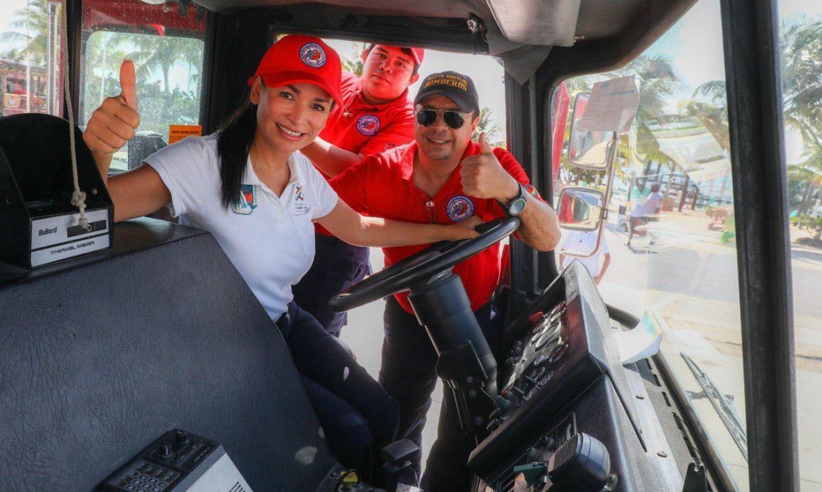 Entrega Laura Fernández primer Carro Bomba a bomberos de Puerto Morelos